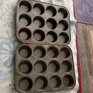Bakers secret used muffin tin/pan 2 pans